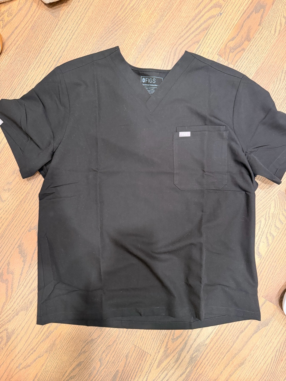 FIGS Men's Short Sleeve V-Neck Scrub Top - Black
